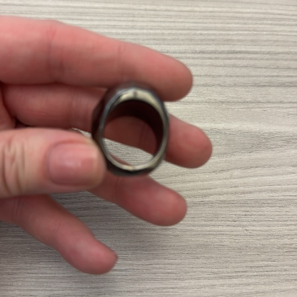 Costume jewelry ring plastic black and silver geometric - Picture 4 of 5